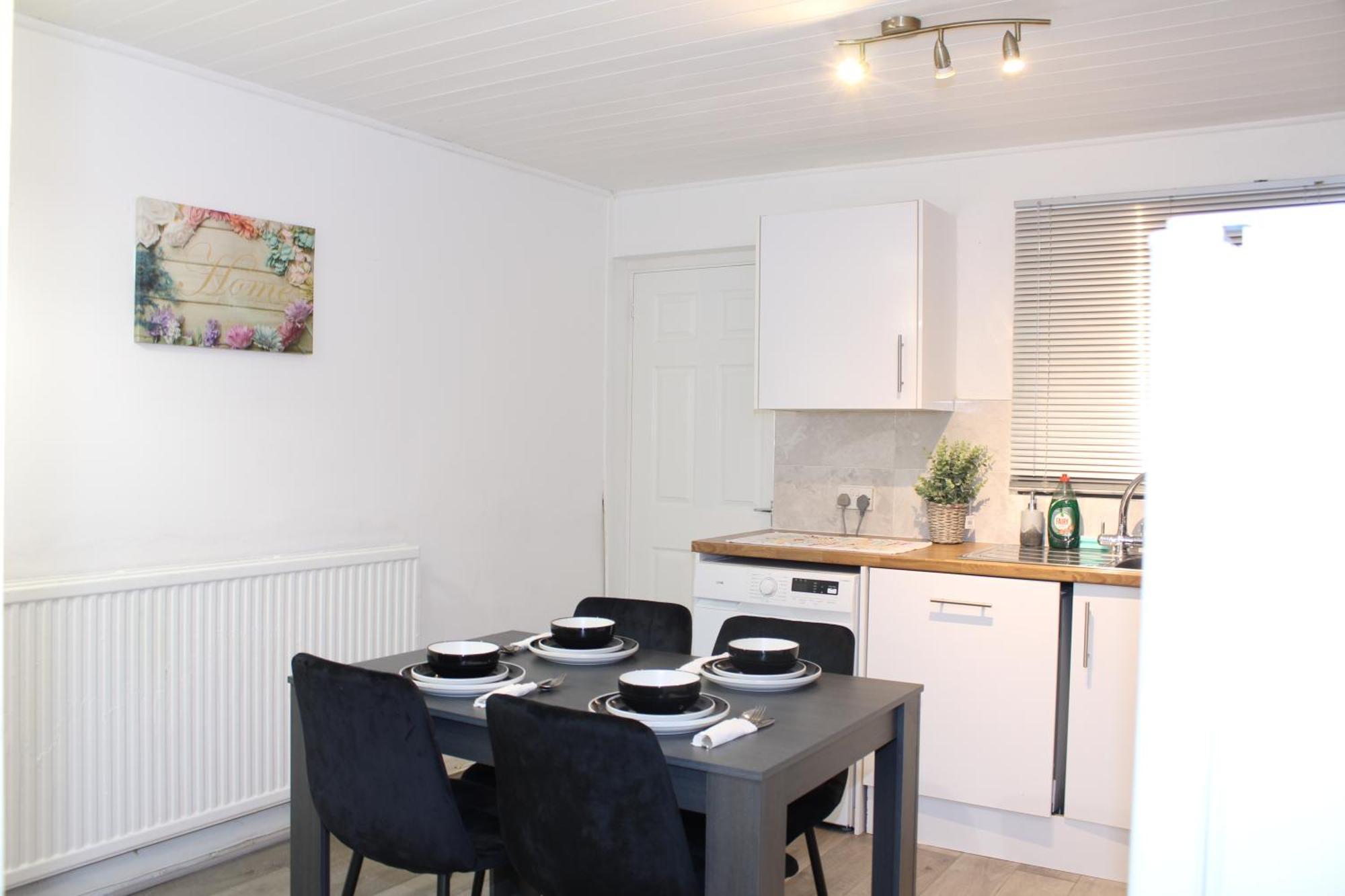 F2S Serviced Apartments 2Bedroom Terrace House With Free Wifi Netflix Suitable For Contractors Walking Distance To Train Station Derby Eksteriør billede